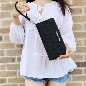 Michael Kors Continen long Wristlet